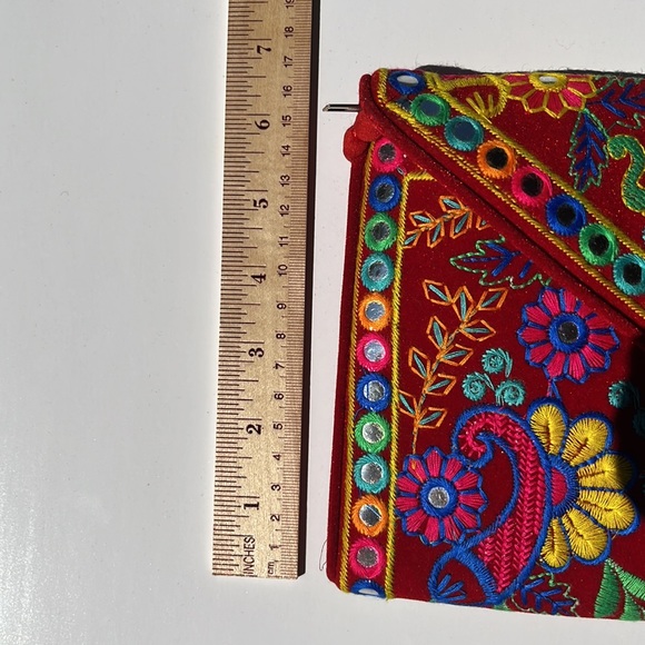 NWT Red Velvet envelope style embroidered clutch with shoulder strap Bag - Picture 11 of 13
